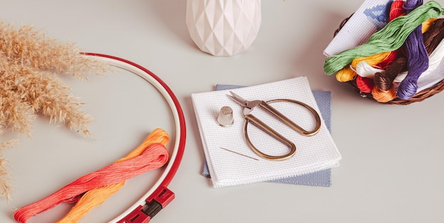 stół z narzędziami do haftu